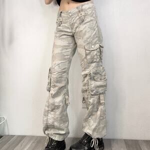 Y2K mid rise cargo pants with an all-over desert camo print Size 9